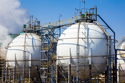 藍天下的化工廠 發(fā)展與環(huán)境的平衡