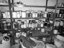 無(wú)證化工廠藏身山坳祠堂，約5噸危化品被查獲